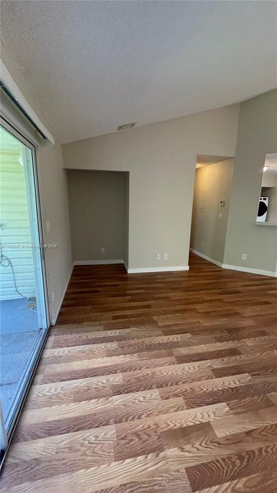 For Rent: $1,800 (1 beds, 1 baths, 872 Square Feet)