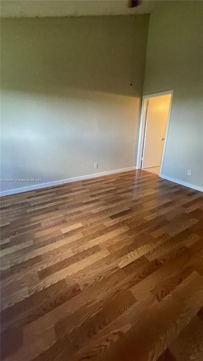 For Rent: $1,800 (1 beds, 1 baths, 872 Square Feet)