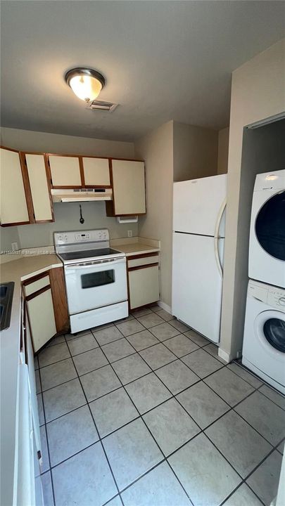 For Rent: $1,800 (1 beds, 1 baths, 872 Square Feet)