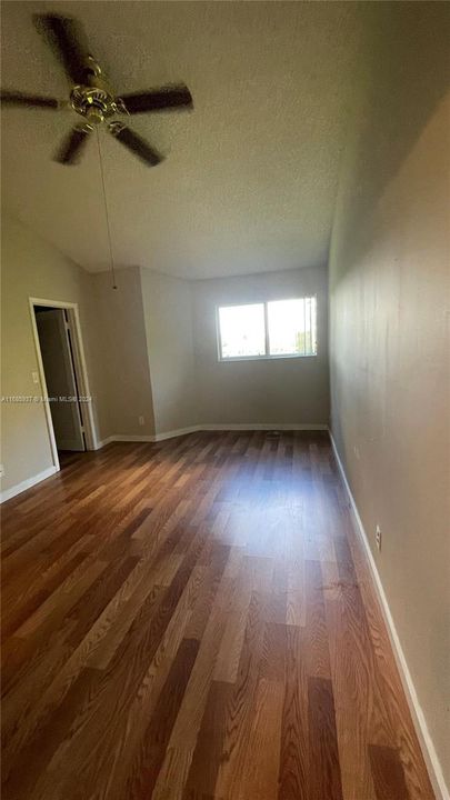 For Rent: $1,800 (1 beds, 1 baths, 872 Square Feet)