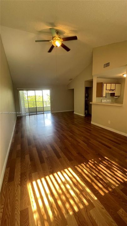 For Rent: $1,800 (1 beds, 1 baths, 872 Square Feet)