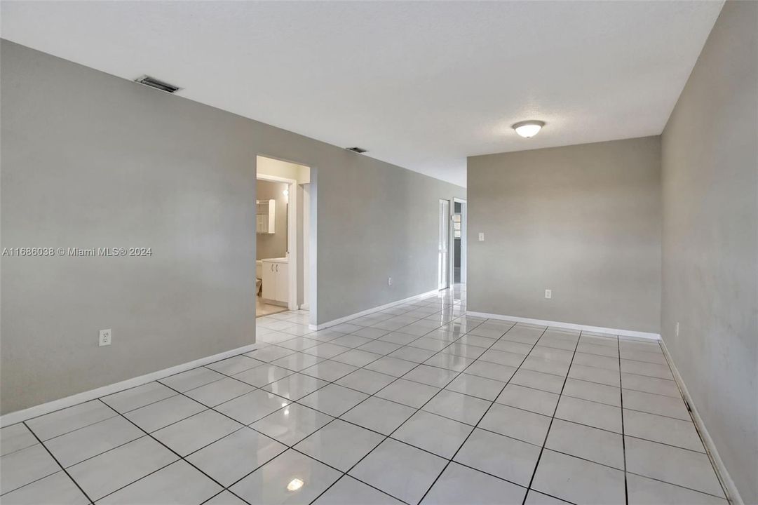 For Sale: $289,900 (2 beds, 2 baths, 1100 Square Feet)