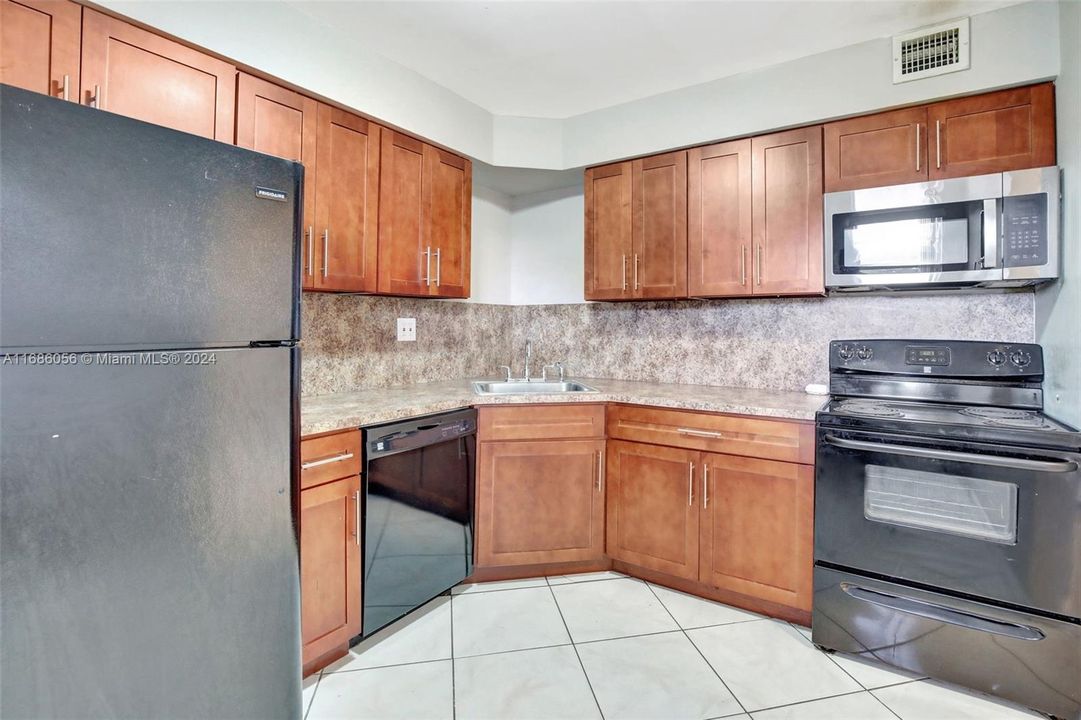 For Sale: $189,900 (2 beds, 2 baths, 1040 Square Feet)