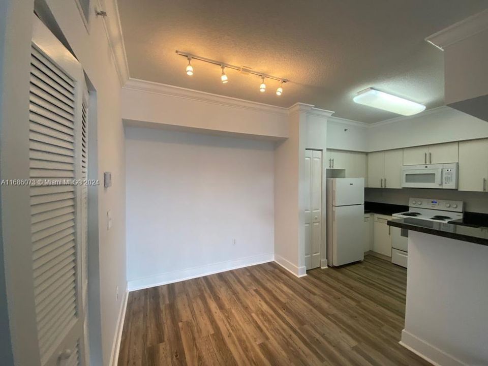 For Rent: $1,900 (1 beds, 1 baths, 690 Square Feet)