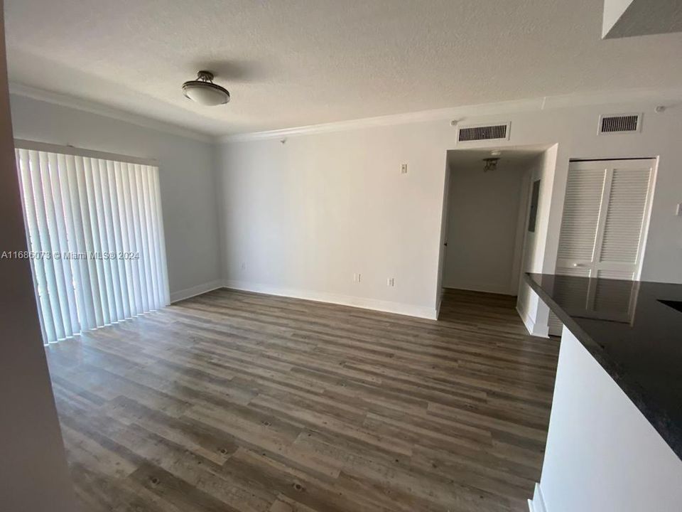 For Rent: $1,900 (1 beds, 1 baths, 690 Square Feet)