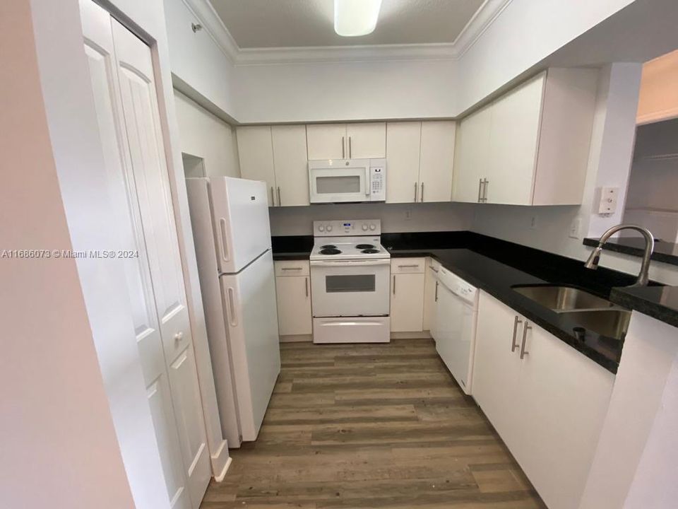 For Rent: $1,900 (1 beds, 1 baths, 690 Square Feet)