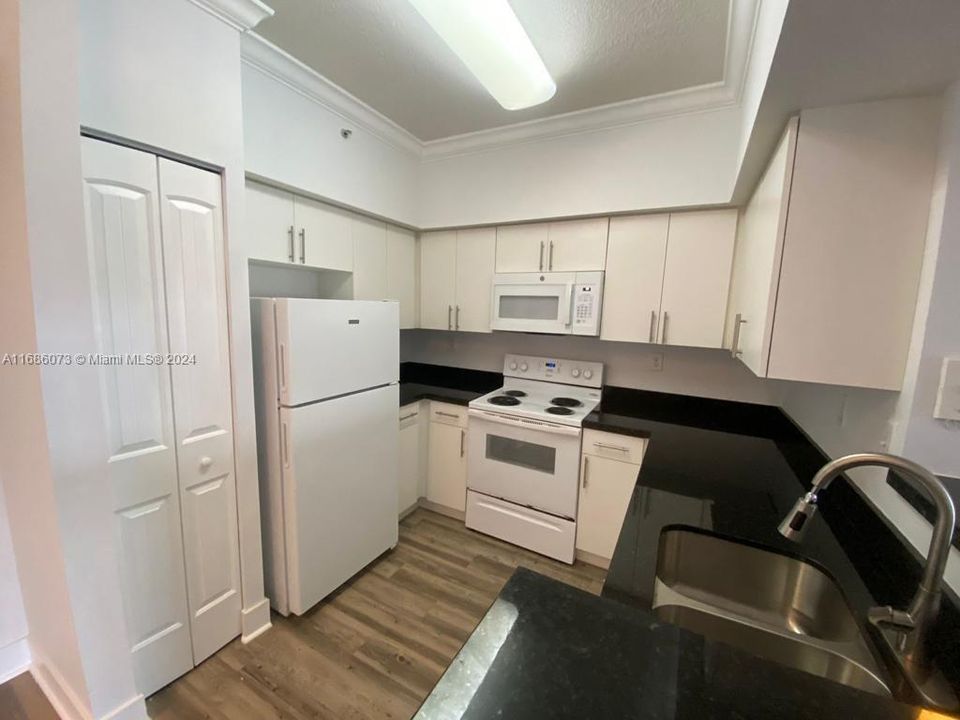 For Rent: $1,900 (1 beds, 1 baths, 690 Square Feet)