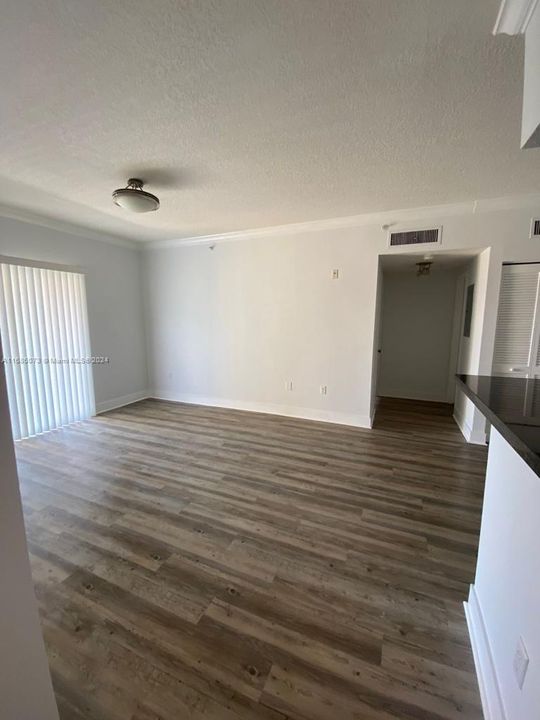 For Rent: $1,900 (1 beds, 1 baths, 690 Square Feet)