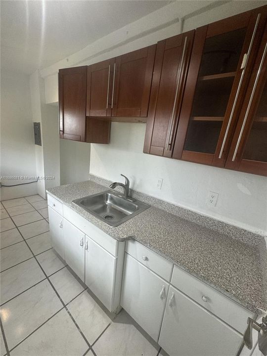 For Rent: $1,500 (1 beds, 0 baths, 675 Square Feet)