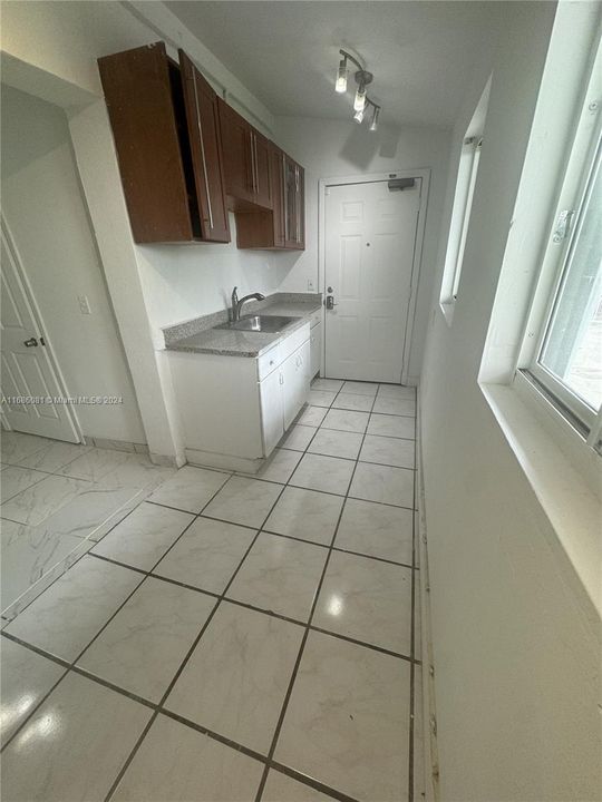 For Rent: $1,500 (1 beds, 0 baths, 675 Square Feet)