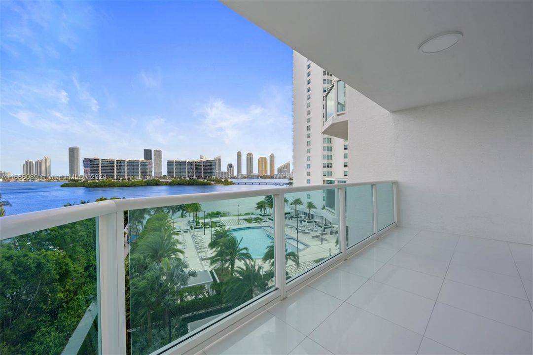 Magnificent water bay views and breathtaking intracoastal + pool views