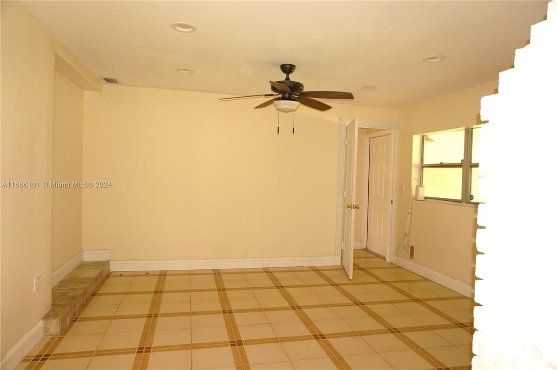 For Rent: $3,800 (3 beds, 2 baths, 1727 Square Feet)