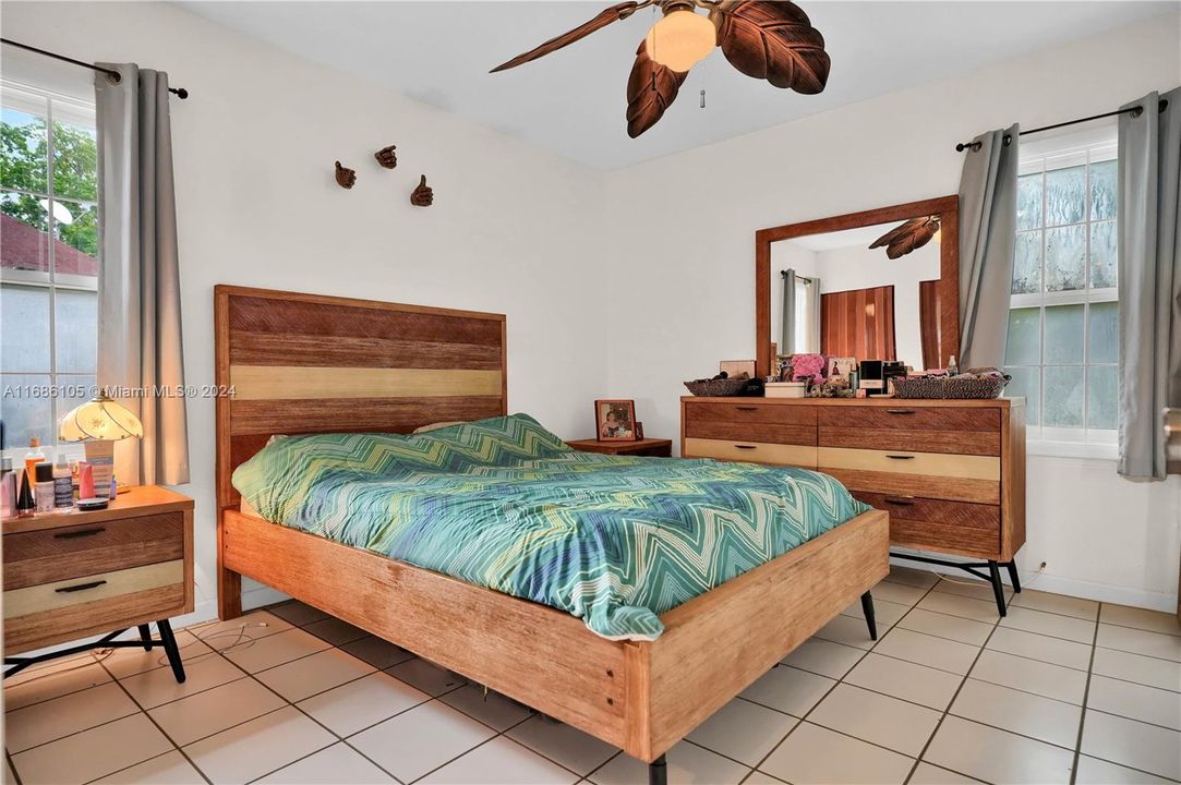 For Sale: $435,000 (3 beds, 1 baths, 1237 Square Feet)