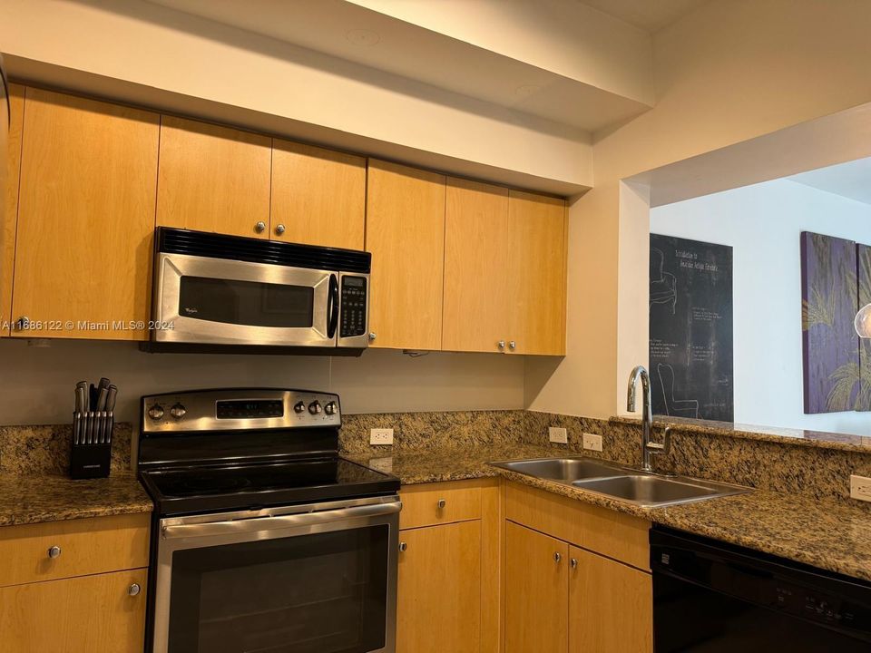 For Sale: $365,000 (1 beds, 1 baths, 859 Square Feet)