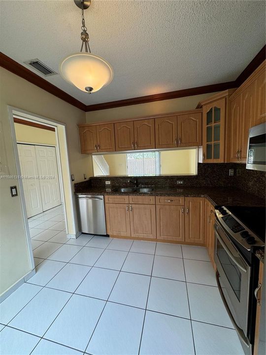 For Rent: $2,950 (2 beds, 2 baths, 1450 Square Feet)