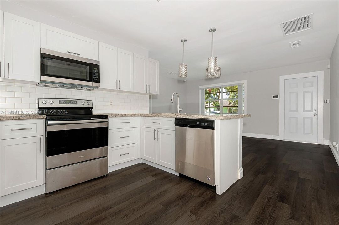 For Sale: $400,000 (3 beds, 2 baths, 872 Square Feet)