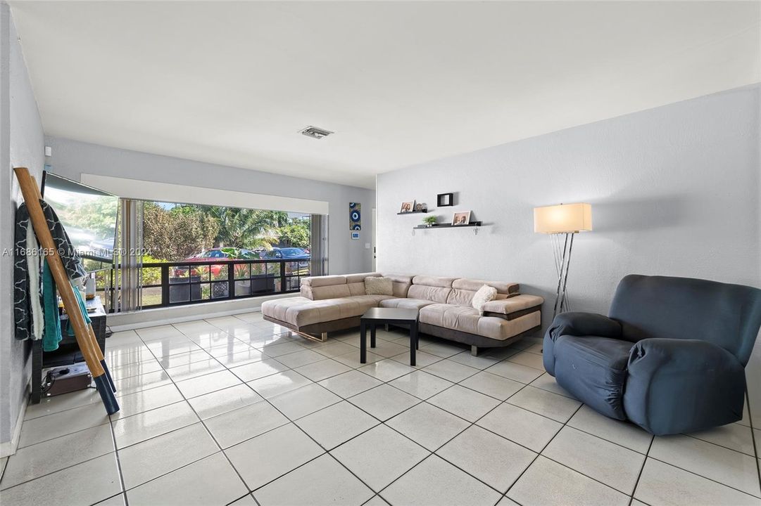 For Sale: $545,000 (4 beds, 2 baths, 1737 Square Feet)