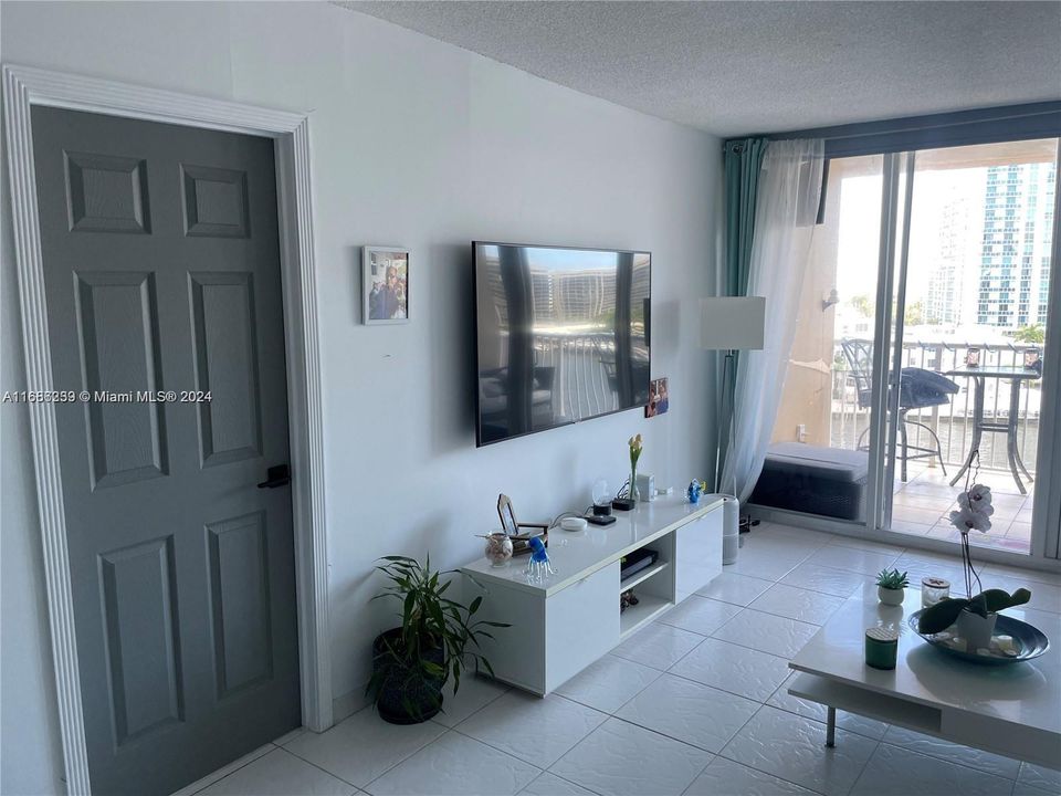 For Rent: $2,600 (2 beds, 2 baths, 1125 Square Feet)