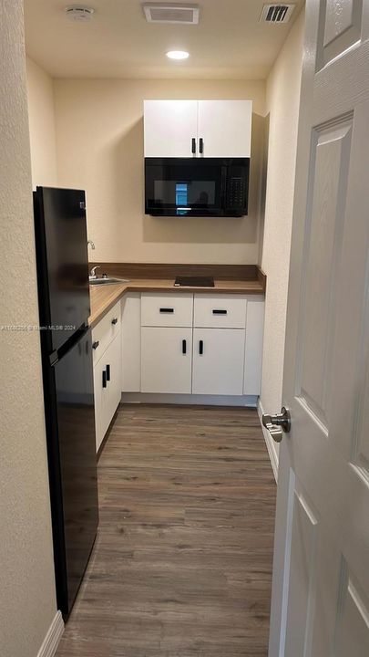 Recently Rented: $1,300 (1 beds, 1 baths, 0 Square Feet)