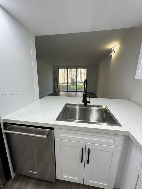 For Rent: $1,950 (1 beds, 1 baths, 721 Square Feet)