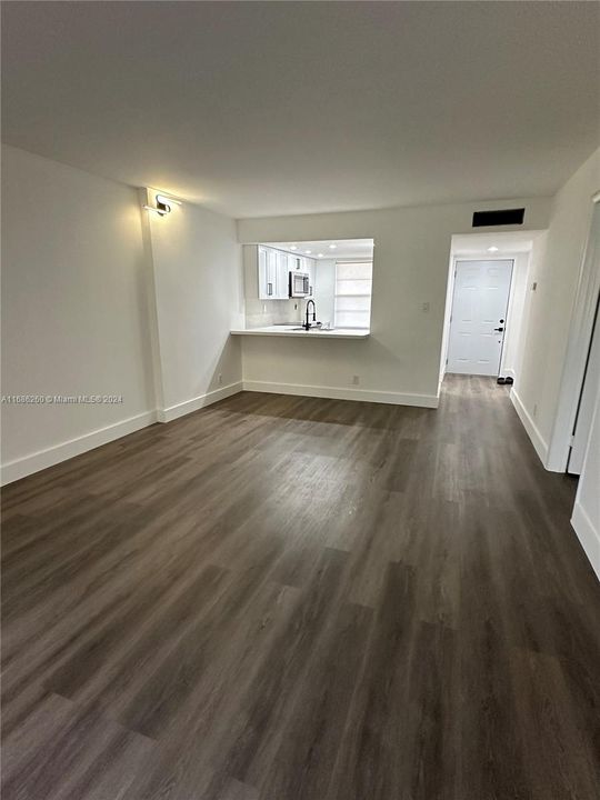 For Rent: $1,950 (1 beds, 1 baths, 721 Square Feet)