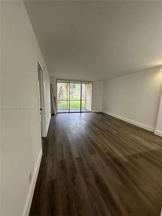 For Rent: $1,950 (1 beds, 1 baths, 721 Square Feet)