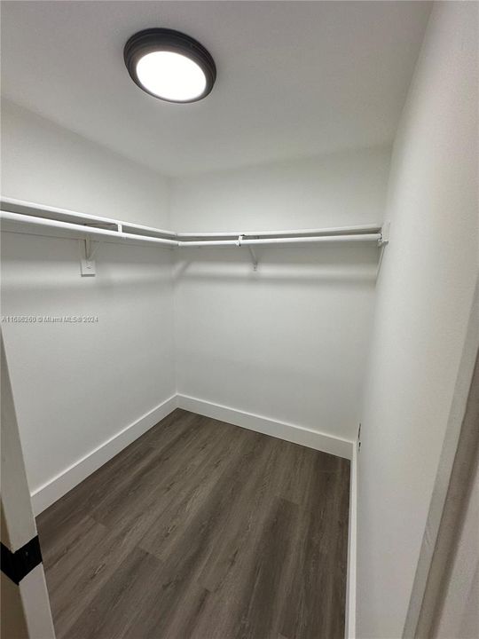 For Rent: $1,950 (1 beds, 1 baths, 721 Square Feet)