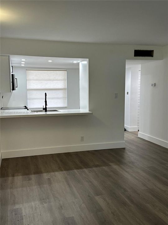 For Rent: $1,950 (1 beds, 1 baths, 721 Square Feet)