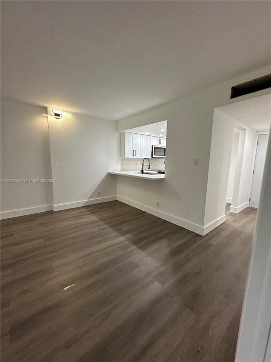 For Rent: $1,950 (1 beds, 1 baths, 721 Square Feet)