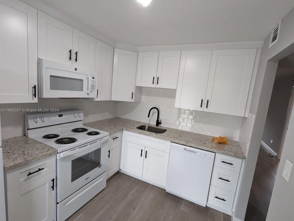 For Rent: $1,950 (2 beds, 1 baths, 930 Square Feet)