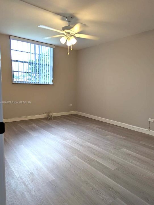 For Rent: $1,950 (2 beds, 1 baths, 930 Square Feet)