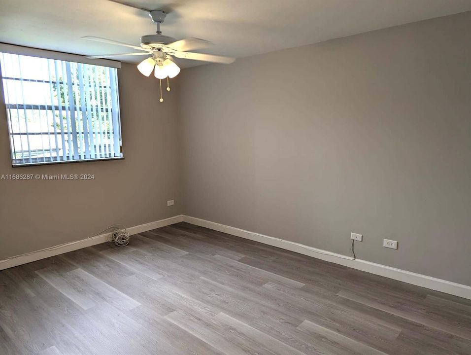 For Rent: $1,950 (2 beds, 1 baths, 930 Square Feet)