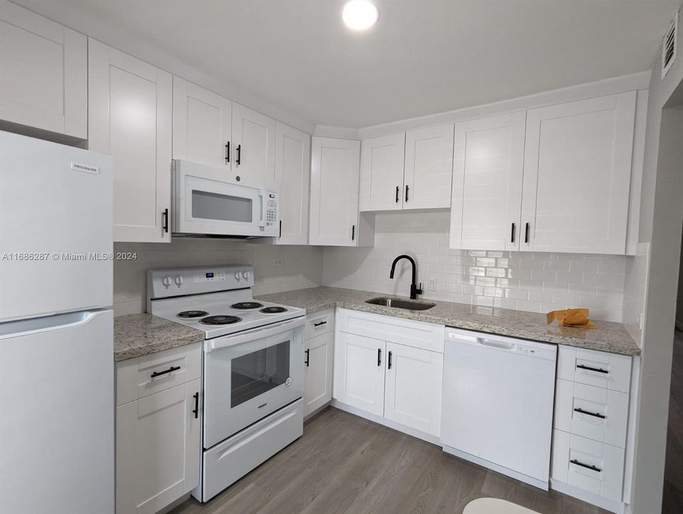 For Rent: $1,950 (2 beds, 1 baths, 930 Square Feet)