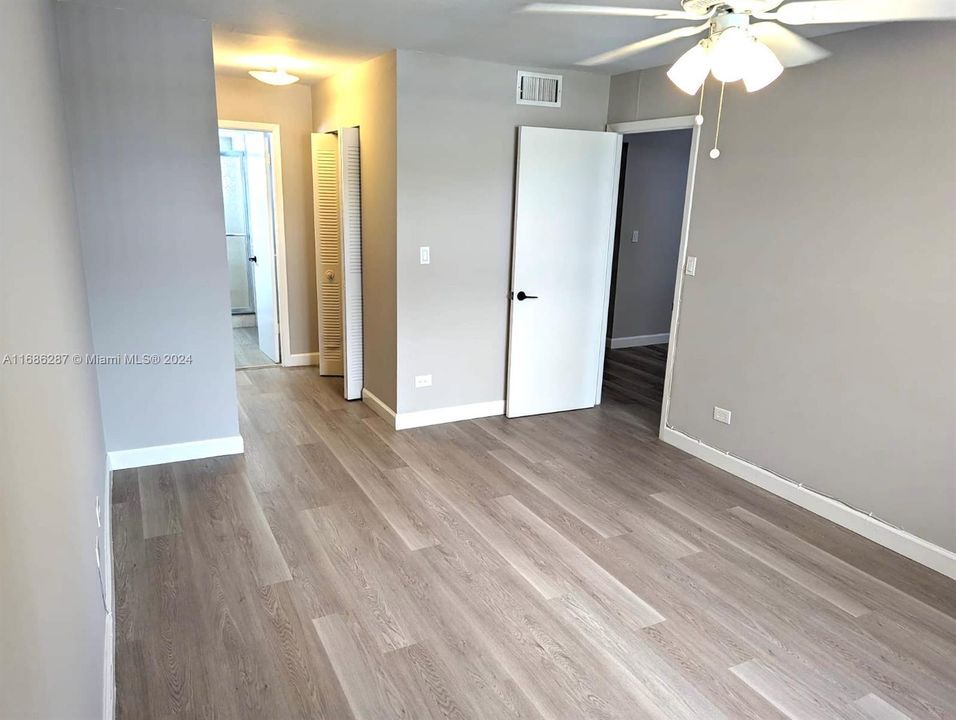 For Rent: $1,950 (2 beds, 1 baths, 930 Square Feet)