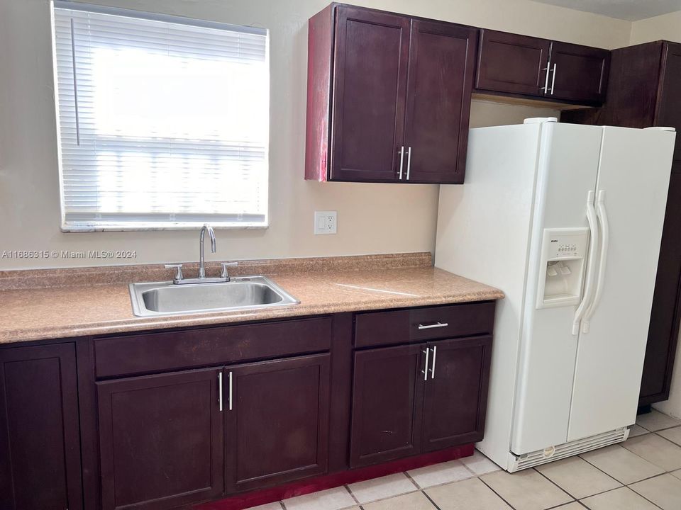 For Rent: $2,300 (3 beds, 2 baths, 1170 Square Feet)