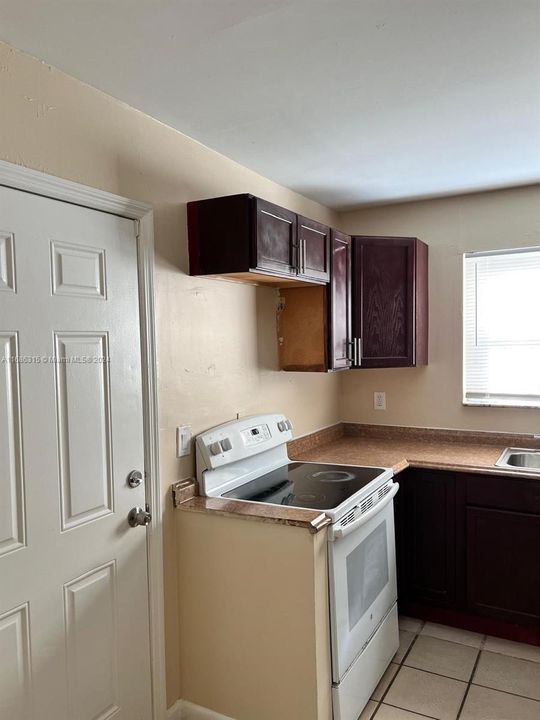 For Rent: $2,300 (3 beds, 2 baths, 1170 Square Feet)