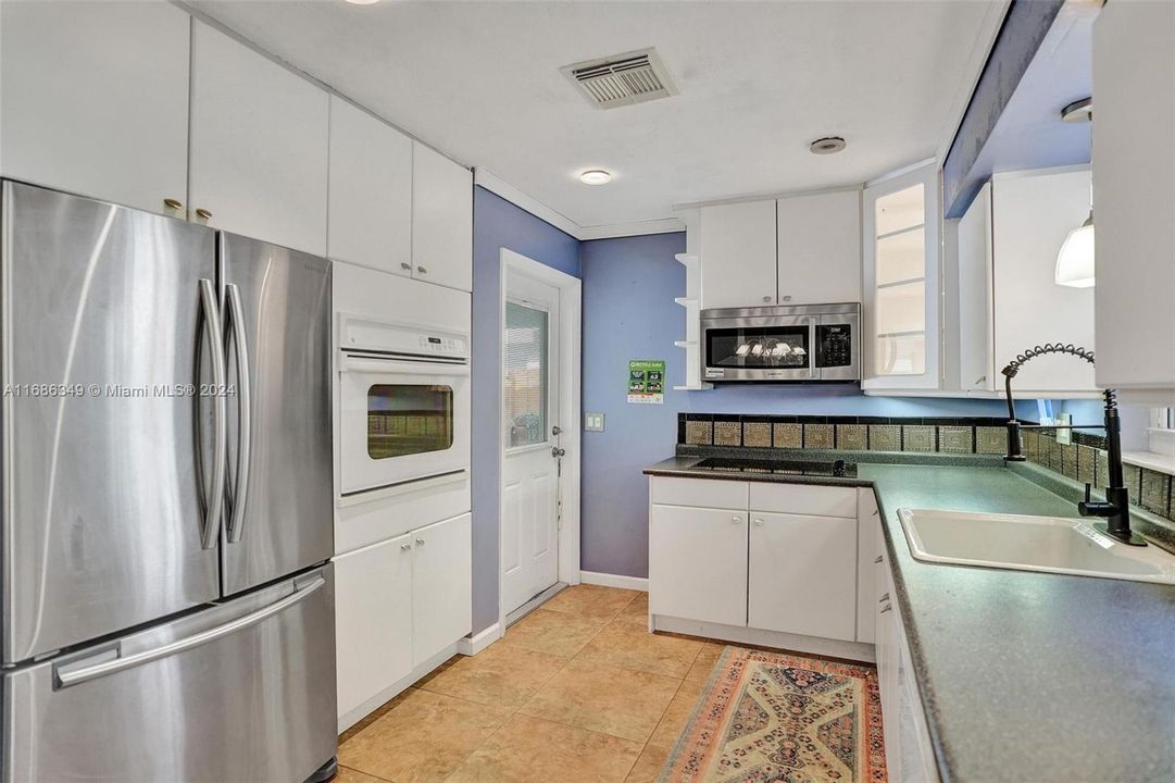 For Sale: $475,000 (2 beds, 1 baths, 1087 Square Feet)