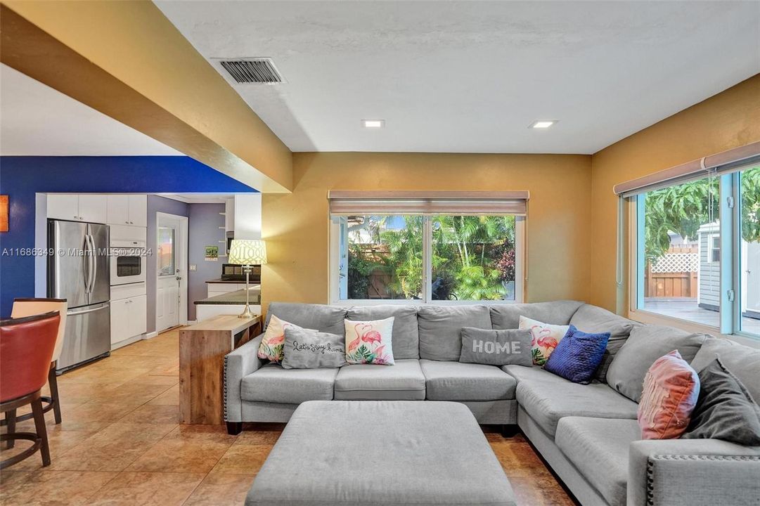 For Sale: $475,000 (2 beds, 1 baths, 1087 Square Feet)