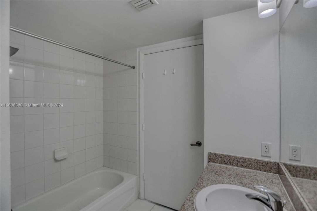 For Rent: $2,900 (2 beds, 2 baths, 1087 Square Feet)