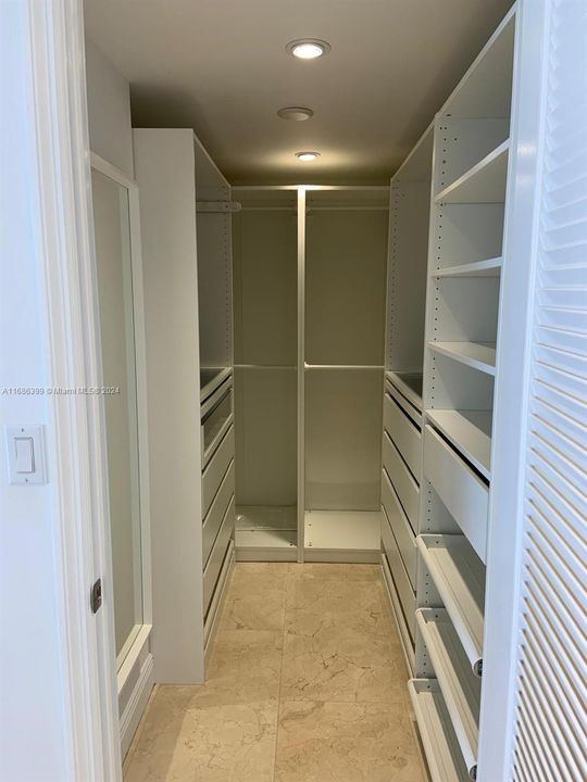 Walking Closet