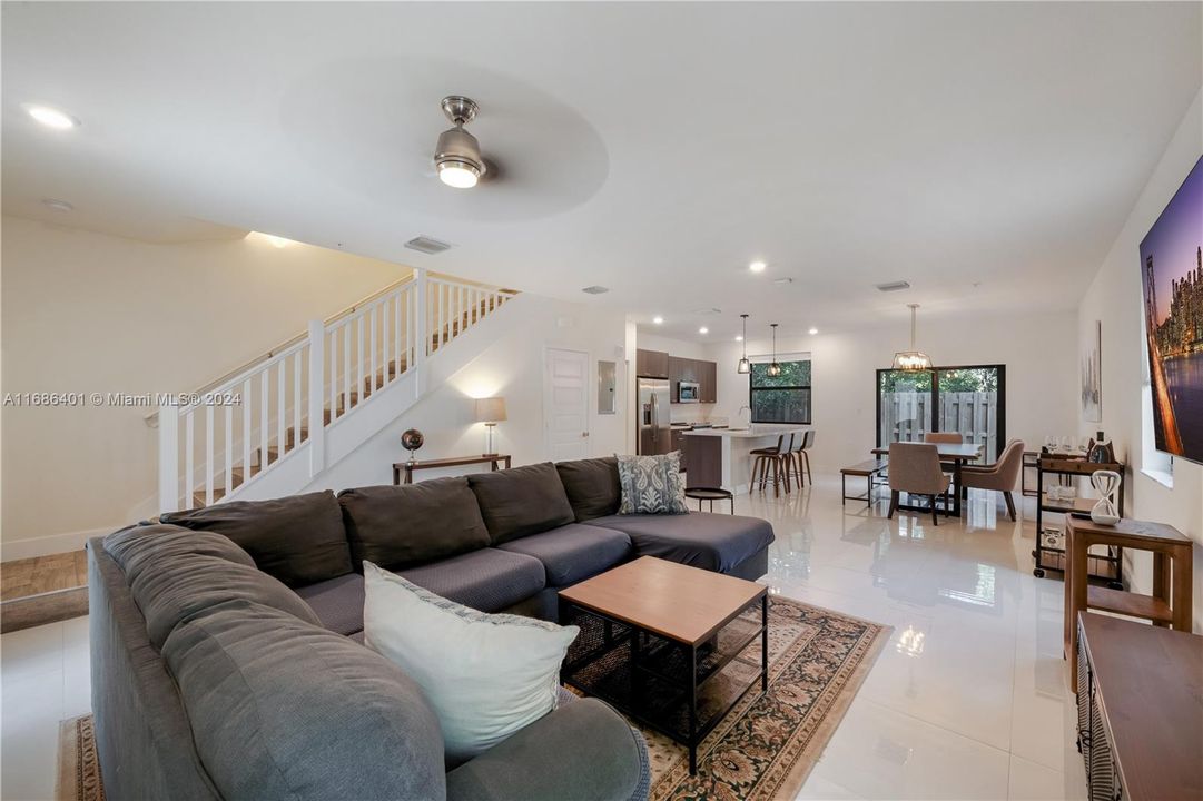 Active With Contract: $3,500 (3 beds, 2 baths, 1429 Square Feet)