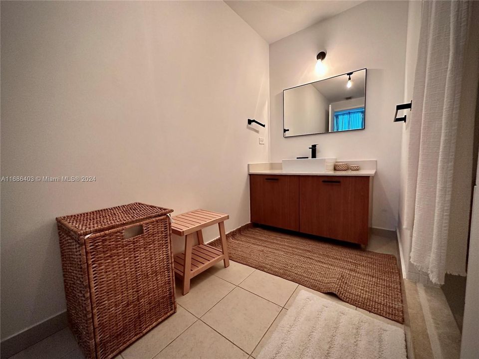 For Rent: $3,100 (1 beds, 1 baths, 711 Square Feet)