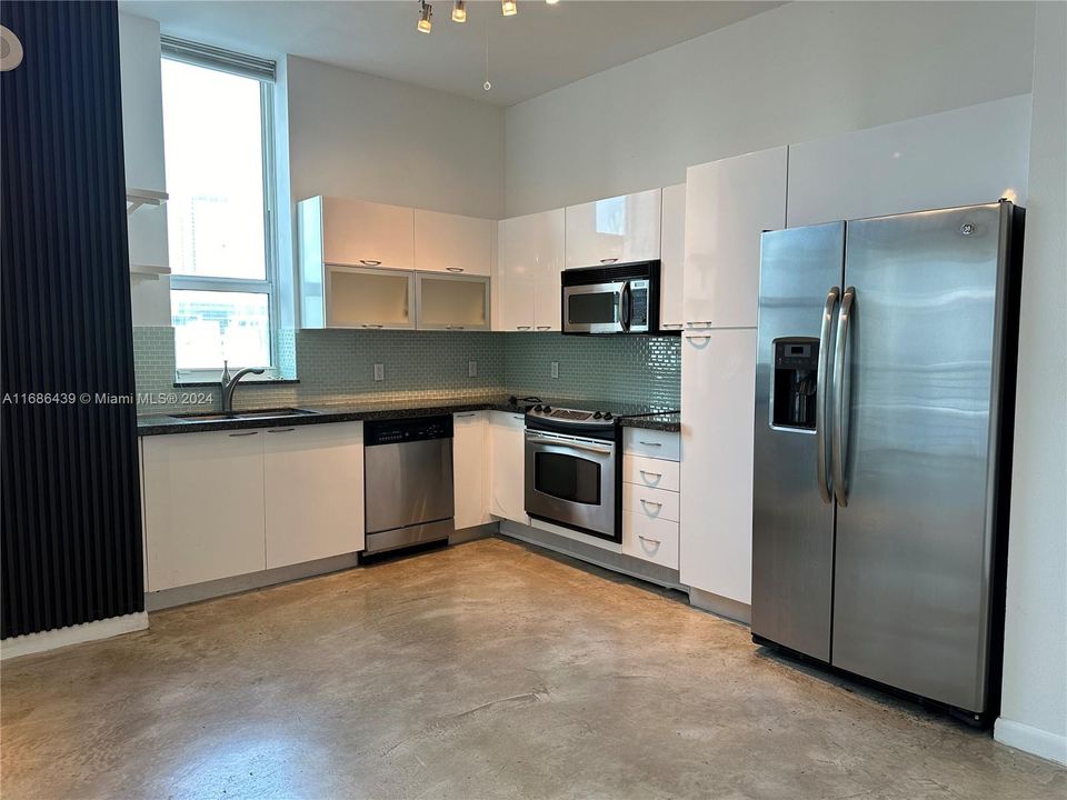 For Rent: $3,200 (2 beds, 2 baths, 1185 Square Feet)