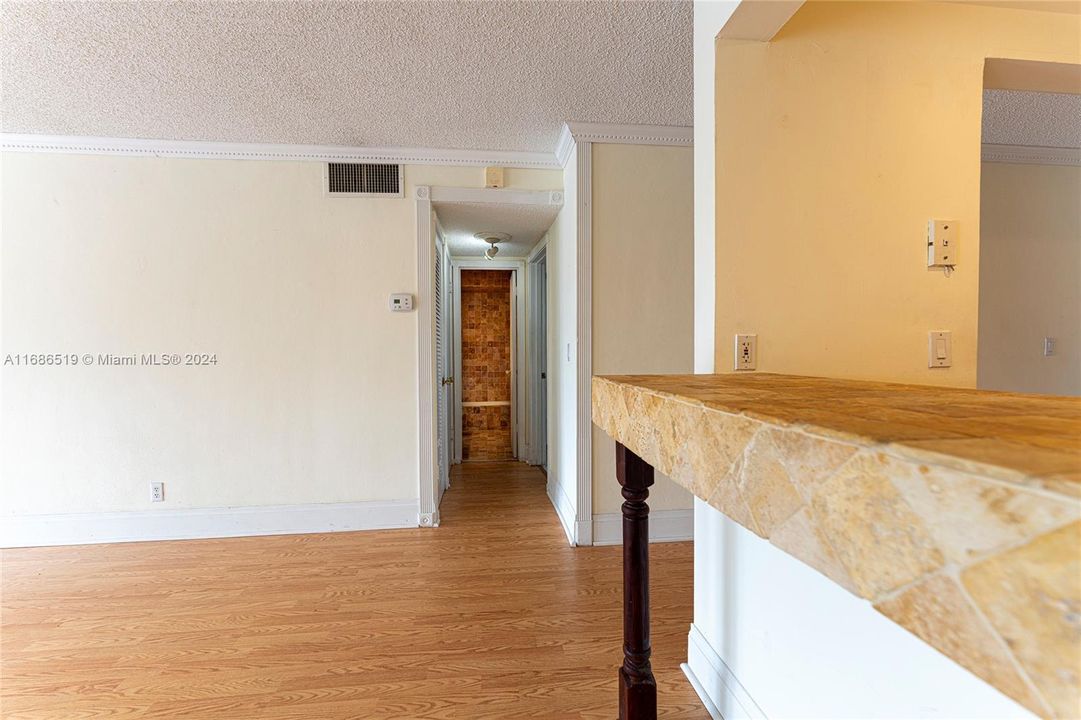 For Sale: $210,000 (1 beds, 1 baths, 700 Square Feet)