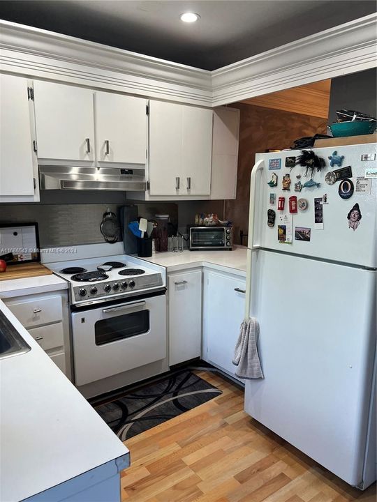 For Sale: $349,900 (2 beds, 1 baths, 960 Square Feet)