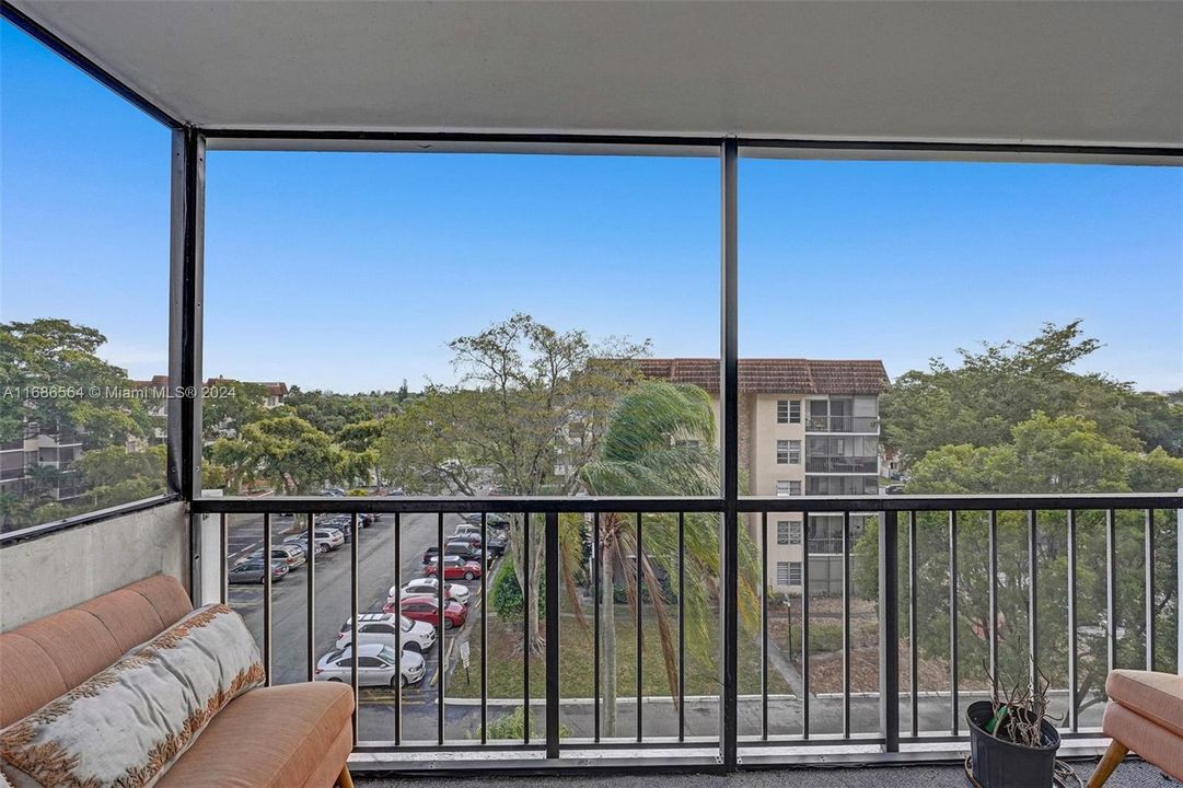 Screened-in balcony w/north facing view