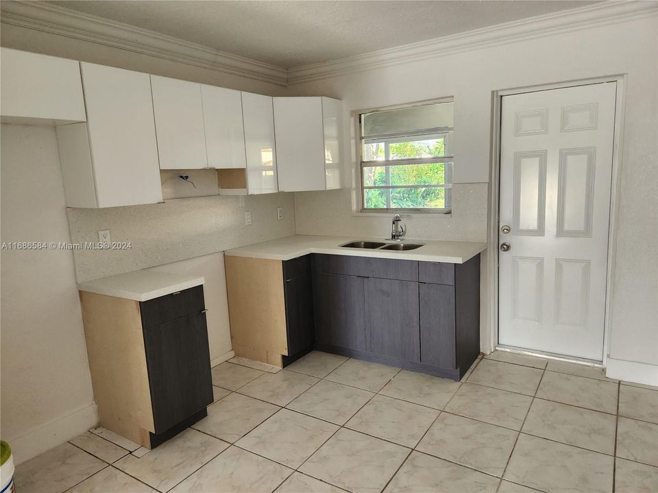 For Rent: $3,400 (4 beds, 2 baths, 1066 Square Feet)