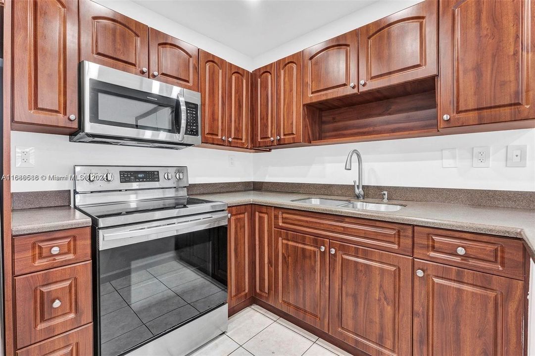 For Rent: $2,400 (2 beds, 2 baths, 856 Square Feet)