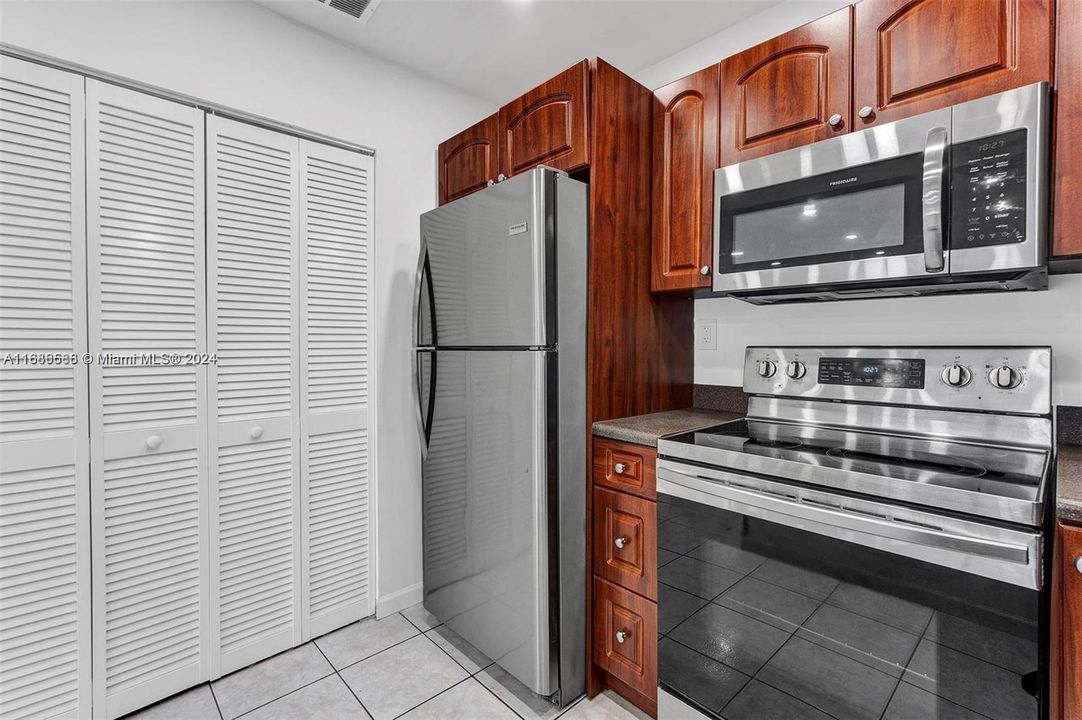 For Rent: $2,400 (2 beds, 2 baths, 856 Square Feet)