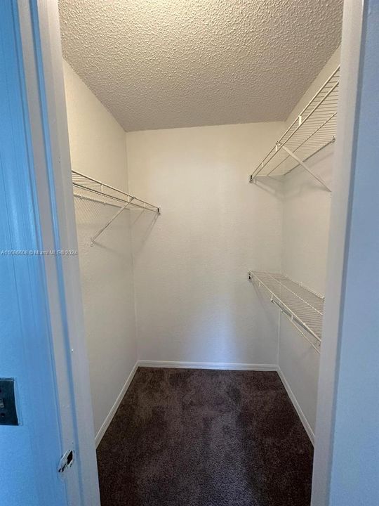 For Rent: $1,600 (1 beds, 1 baths, 726 Square Feet)